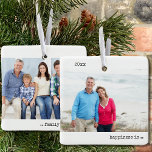 Zwei Fotos Glück ist Familienweihnachtsfest Minima Keramikornament<br><div class="desc">Minimalistische Ornamente mit Ihren individuellen Fotos und moderne Typografie im Schreibmaschinenstil. Das Design ist zweiseitig und die Vorlage ist für Sie bereit, um Ihre Fotos in voller Größe auf der Vorder- und Rückseite hinzuzufügen. Das Jahr und die Formulierung sind vollständig editierbar - in der Beispielaussage steht "Glück ist Weihnachten der...</div>