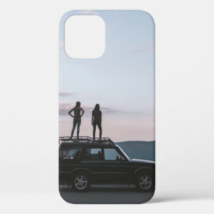 Zwei Frauen auf dem Dach des Autos stehend Case-Mate iPhone Hülle