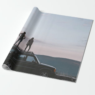 Zwei Frauen auf dem Dach des Autos stehend Geschenkpapier