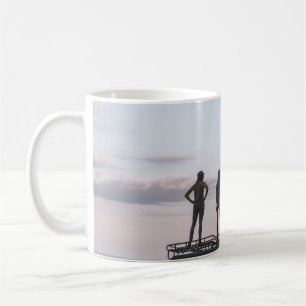 Zwei Frauen auf dem Dach des Autos stehend Kaffeetasse