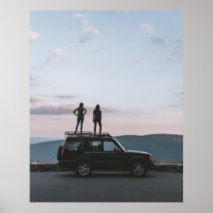 Zwei Frauen auf dem Dach des Autos stehend Poster
