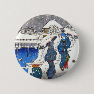 Zwei Frauen, die im Schnee konvergieren, Ando Hiro Button