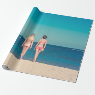 ZWEI FRAUEN, DIE KÜRZLICH BIKINI STEHEND TRAGEN GESCHENKPAPIER