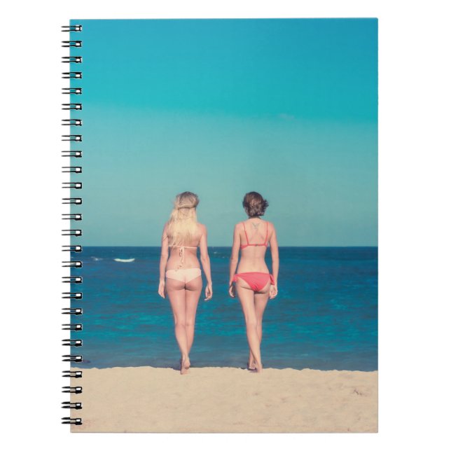 ZWEI FRAUEN, DIE KÜRZLICH BIKINI STEHEND TRAGEN NOTIZBLOCK (Vorderseite)