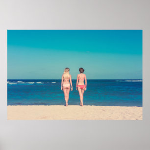 ZWEI FRAUEN, DIE KÜRZLICH BIKINI STEHEND TRAGEN POSTER