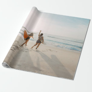 Zwei Frauen, die zum Ozean laufen und surfen Geschenkpapier