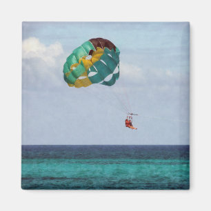 Zwei FrauenParasailing in den Bahamas Magnet