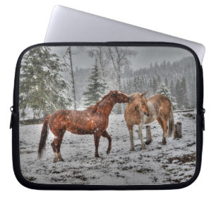 Zwei freundschaftliche Reitpferde im Schnee Foto Laptopschutzhülle