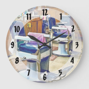 Zwei Friseurstühle mit rosa gestreiften Friseurmän Große Wanduhr