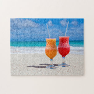 Zwei Getränke im Puzzle am Strand
