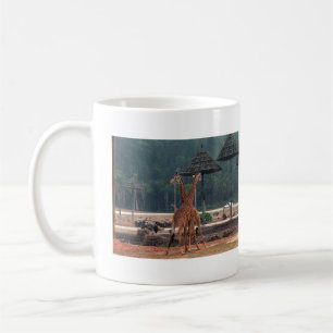 Zwei Giraffen trösten sich gegenseitig in einem Zo Kaffeetasse