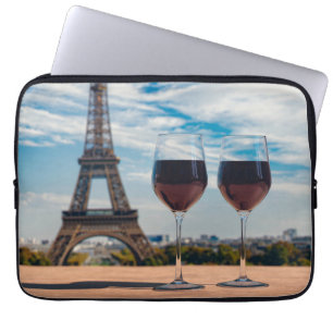 Zwei Glas Wein mit Eiffelturm Laptopschutzhülle