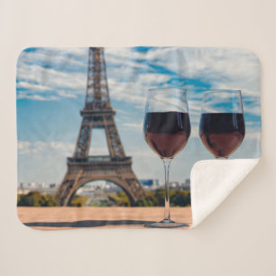 Zwei Glas Wein mit Eiffelturm Sherpadecke