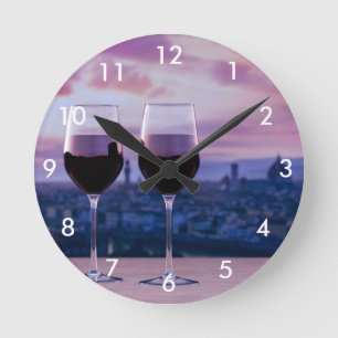Zwei Gläser Rotwein auf der Silhouette von Florenz Runde Wanduhr