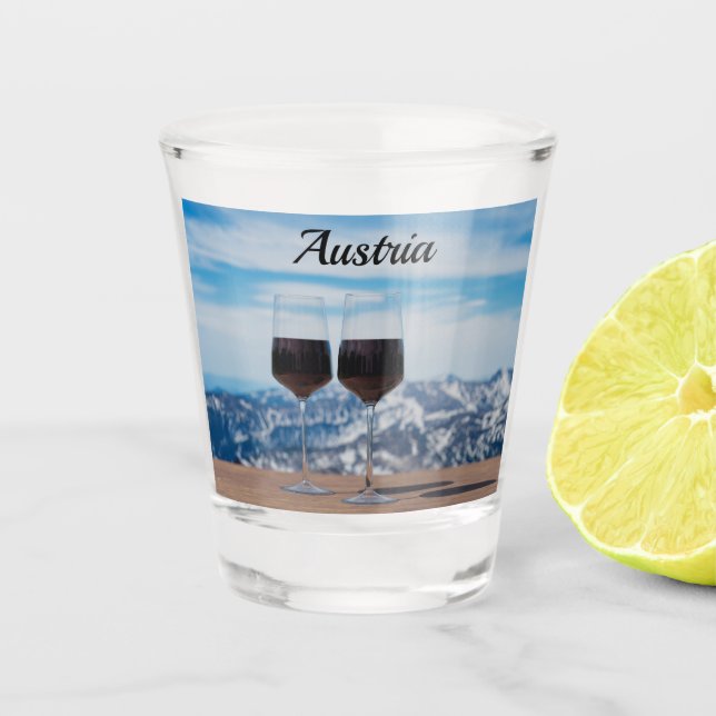 Zwei Gläser Rotwein gegen Berge (Vorderseite)