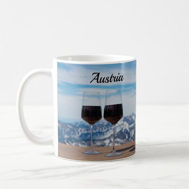 Zwei Gläser Rotwein gegen Berge Kaffeetasse (Links)