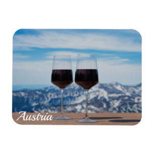 Zwei Gläser Rotwein gegen Berge Magnet