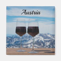 Zwei Gläser Rotwein gegen Berge