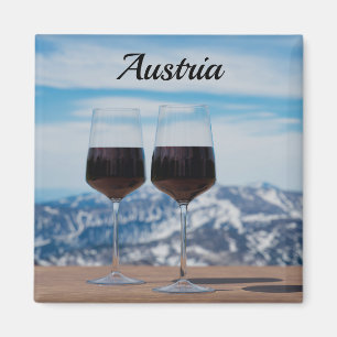 Zwei Gläser Rotwein gegen Berge Magnet