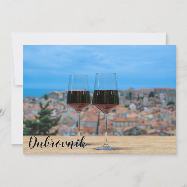 Zwei Gläser Rotwein mit Blick auf Dubrovnik (Vorderseite)