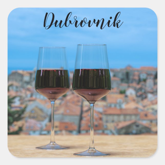 Zwei Gläser Rotwein mit Blick auf Dubrovnik Quadratischer Aufkleber (Vorderseite)
