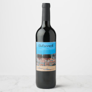 Zwei Gläser Rotwein mit Blick auf Dubrovnik Weinetikett