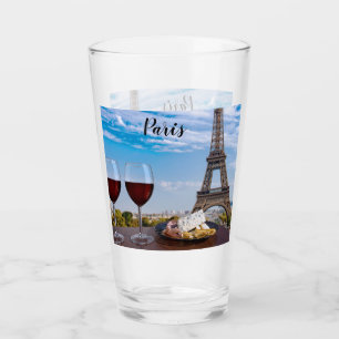 Zwei Gläser Wein im Café von Paris