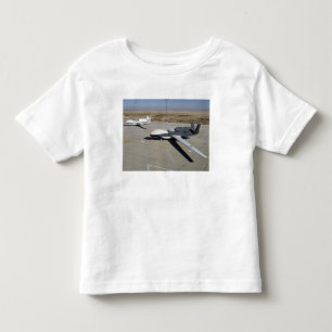 Zwei globale Falken geparkt auf einer Rampe Kleinkind T-shirt
