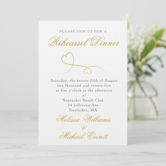 Zwei Gold Hearts | Elegantes Minimal Rehearsel Abe Einladung (Stehend Vorderseite)