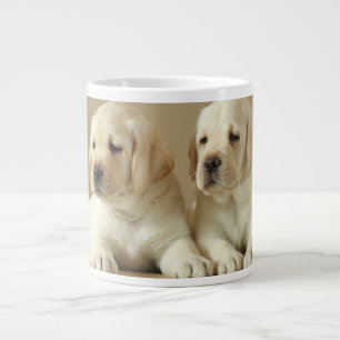 Zwei Golden Labrador Welpen Jumbo-Tasse