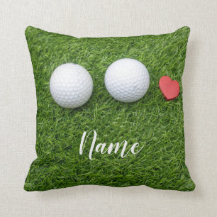 Zwei Golfbälle und das Herz der Liebe befinden si Kissen