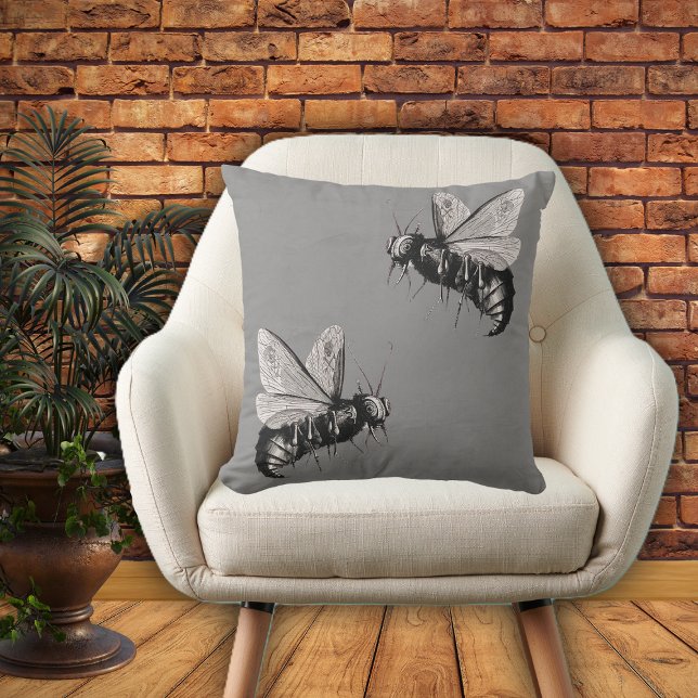 Zwei gotische Schwarz-weiße Bienenillustrationen G Kissen (Two scary big bees black and white with skull wings on grey home decor pillow.)