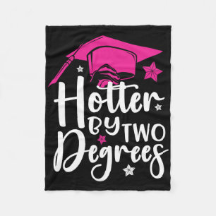 Zwei Grad Hotter Abschluss 2025 Diploma-Uni Fleecedecke