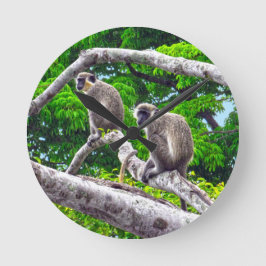Zwei grüne Affen sitzen in der Baumdruckuhr Runde Wanduhr