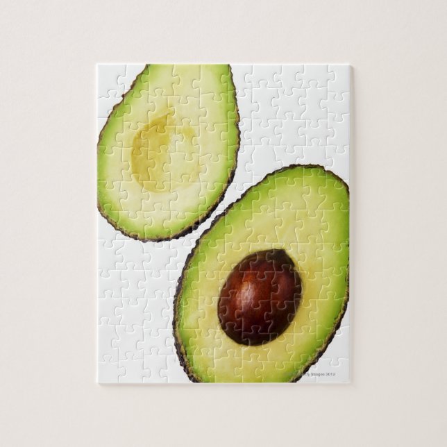 Zwei Hälften eines Avocados, weiß (Vertikal)