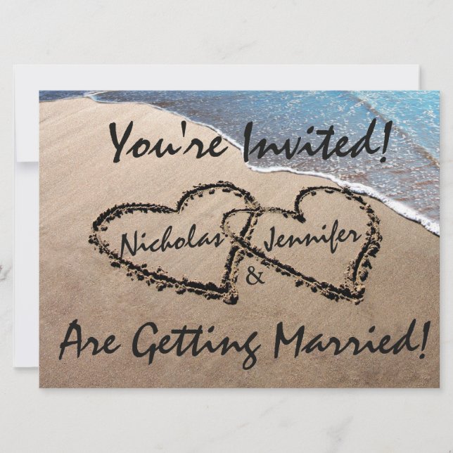 Zwei Herzen am Sandstrand laden zur Hochzeit ein Einladung (Vorderseite)