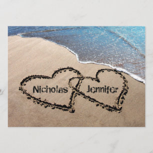 Zwei Herzen auf der Sandstrand-Hochzeitseinladung Einladung