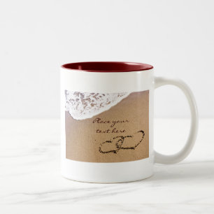 Zwei Herzen im Sand Zweifarbige Tasse