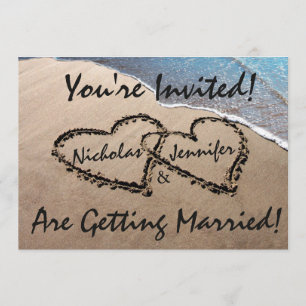 Zwei Herzen in der Sand-Strand-Hochzeitseinladung Einladung