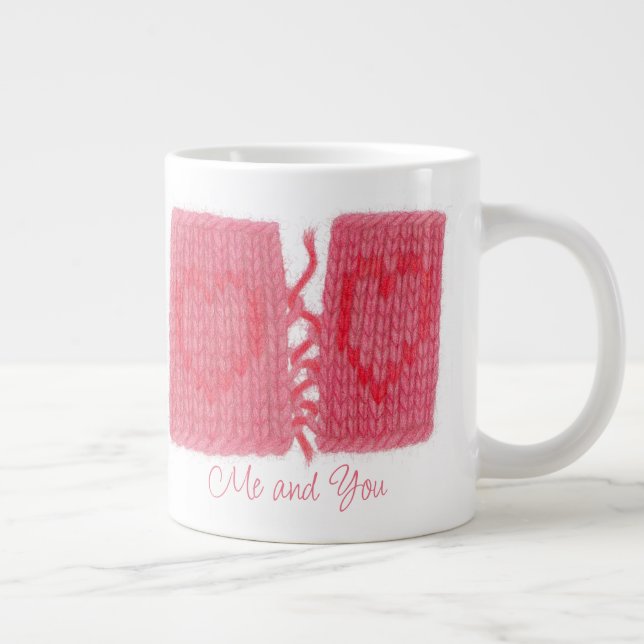 ZWEI HERZEN STRICK Große weiße Tasse + Text (Rechts)
