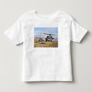 Zwei HH-60-Pavehawk-Hubschrauber, die sich auf die Kleinkind T-shirt
