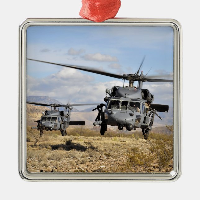 Zwei HH-60-Pavehawk-Hubschrauber, die sich auf die Ornament Aus Metall (Vorne)