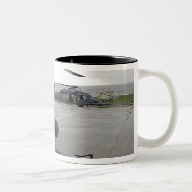 Zwei HH-60G Pave Hawks Zweifarbige Tasse (Rechts)