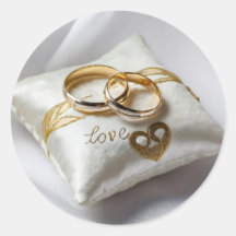 Zwei Hochzeitsringe auf einem weißen Kissen