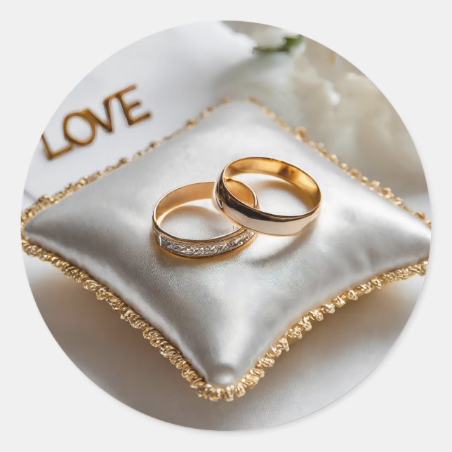 Zwei Hochzeitsringe auf einem weißen Kissen Runder Aufkleber (Vorderseite)