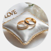 Zwei Hochzeitsringe auf einem weißen Kissen