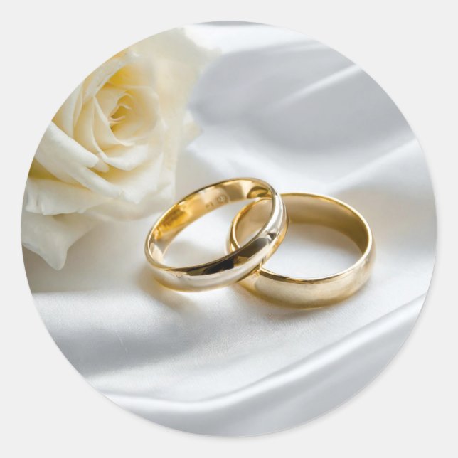 Zwei Hochzeitsringe auf Satin mit weißer Rose Runder Aufkleber (Vorderseite)