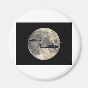 zwei Hubschrauber silhouettiert durch einen Magnet