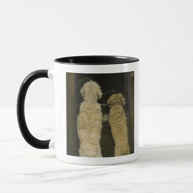 Zwei Hunde, die im Türfenster, hintere Ansicht Tasse (Links)