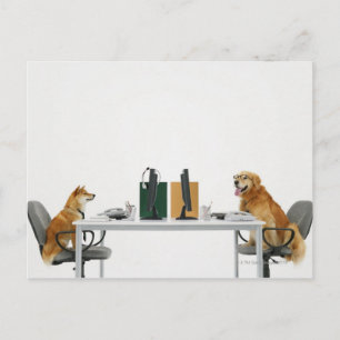Zwei Hunde, die Krawatte und Brille tragen, sitzen Postkarte